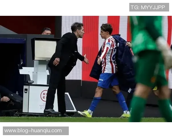 锁定胜局莱万特后场失误助攻格列兹曼轻松梅开二度